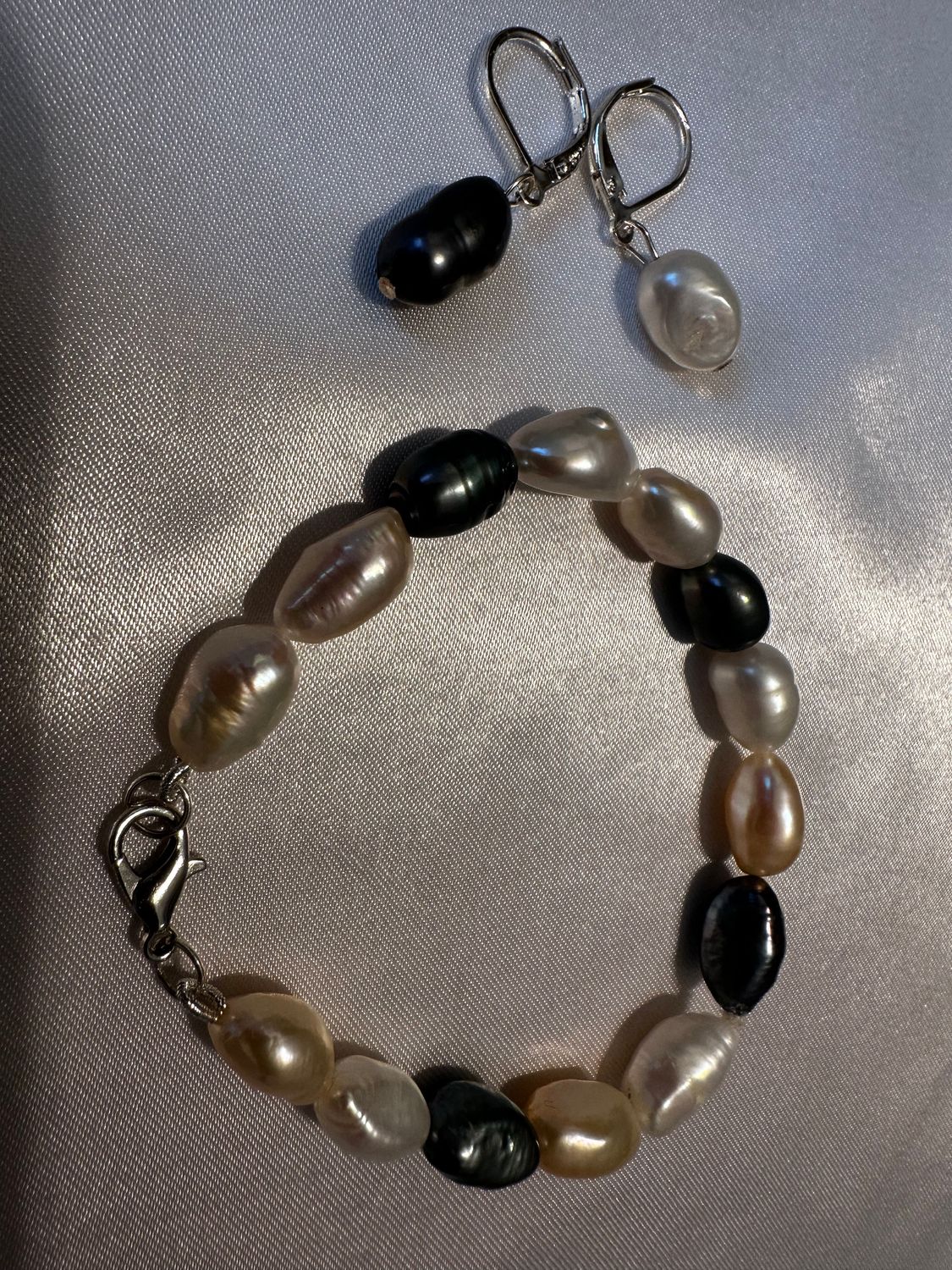 Three-Color Pearl Bracelet with Mismatched Earrings