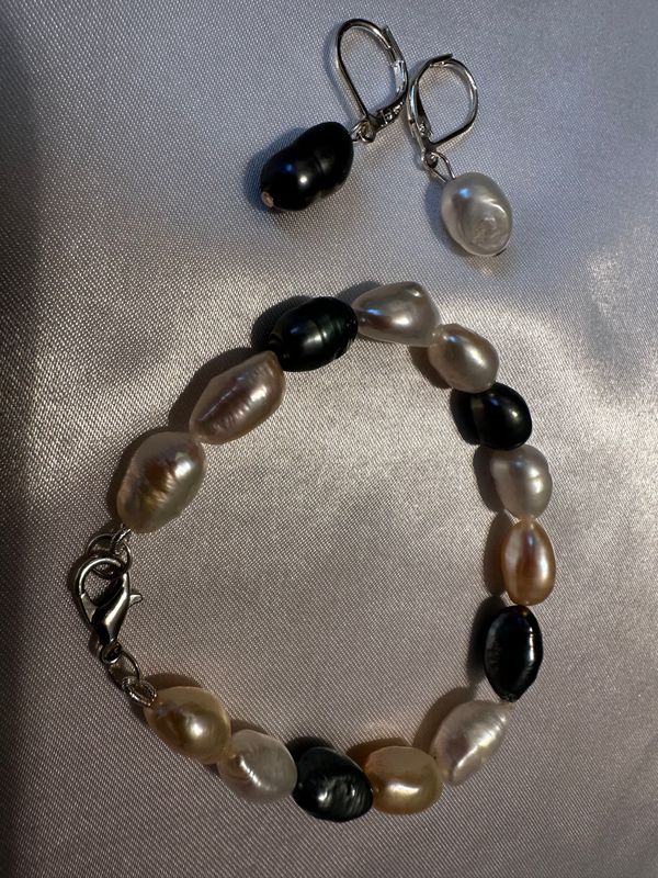 Three-Color Pearl Bracelet with Mismatched Earrings