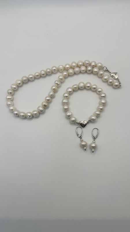 Exceptional White Pearls Set