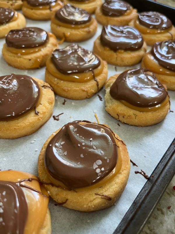 Salted caramel shortbread cookies