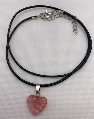 Natürlicher Steinherz Anhänger mit Schwarzer Lederkette Pink