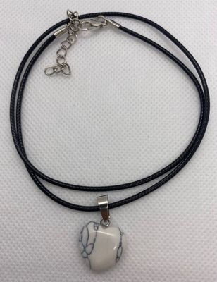 Natürlicher Steinherz Anhänger mit Schwarzer Lederkette Weiss mit Schwarzem Muster
