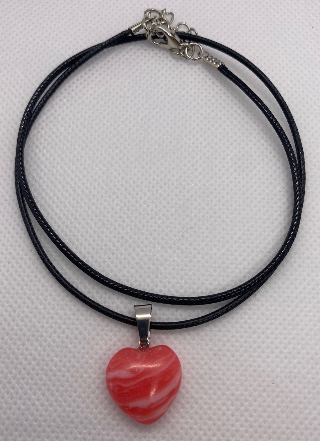 Natürlicher Steinherz Anhänger mit Schwarzer Lederkette Strawberry