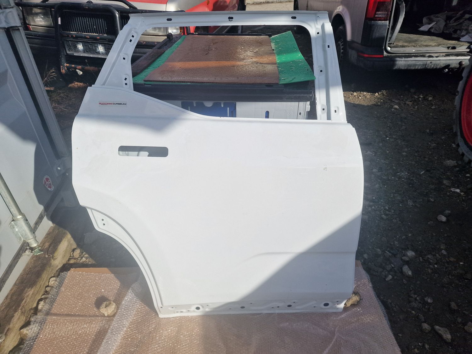 DIW ASM REAR DOOR RH white - used