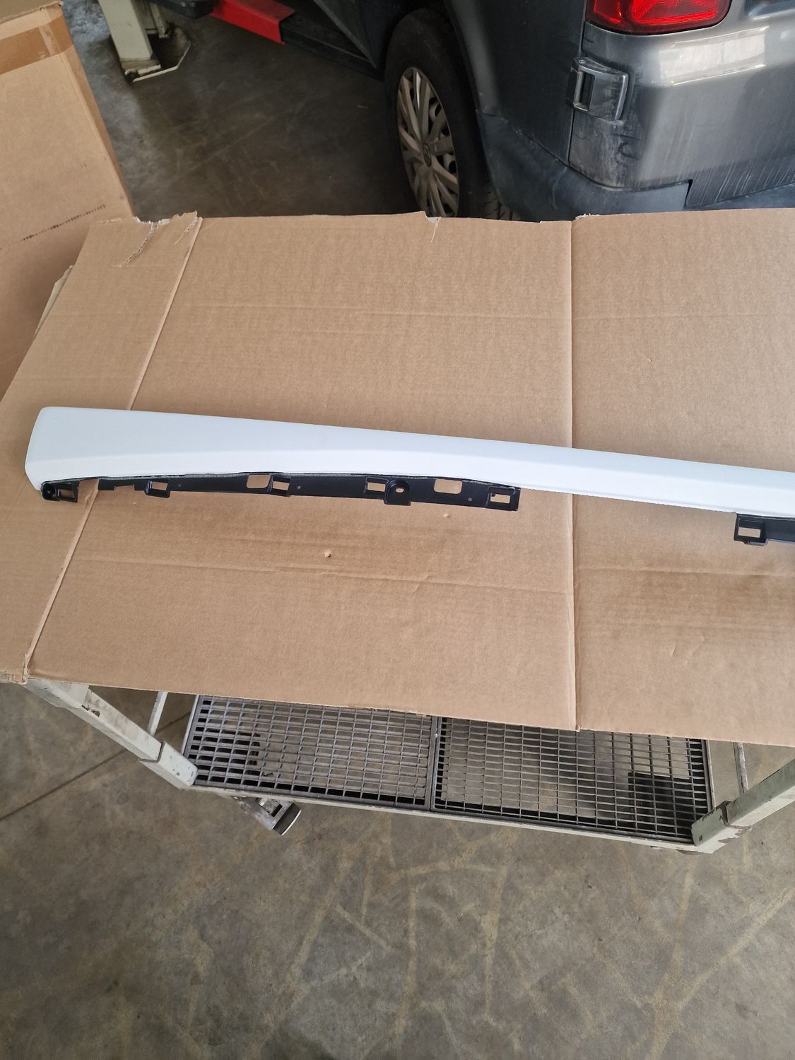 IP MIDROLL LOWER PASSENGER LHD WHITE
