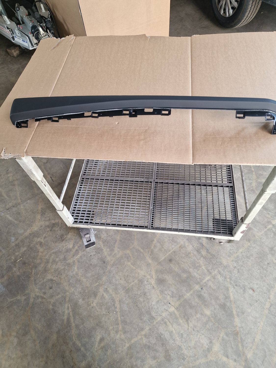 IP MIDROLL LOWER PASSENGER LHD BLACK