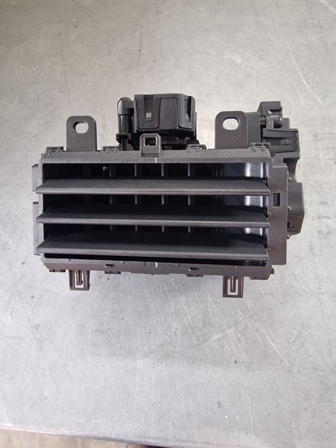 ELECTRIC VENT RIGHT OUTER