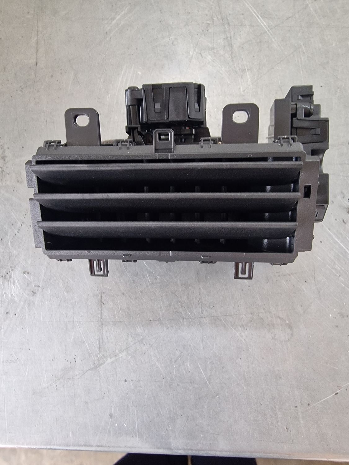 ELECTRIC VENT LEFT CENTER