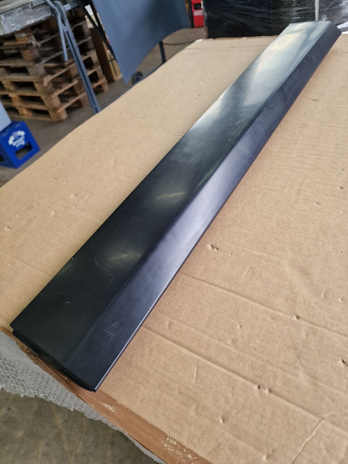 DOOR CLADDING ASM FR RH with a smooth surface