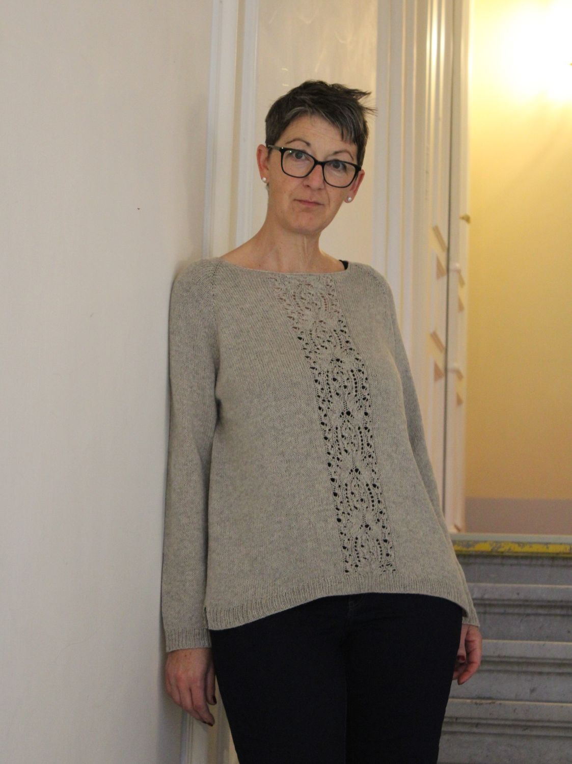 Karlsbad – Strickanleitung für Raglanpullover mit Lacemuster, top-down