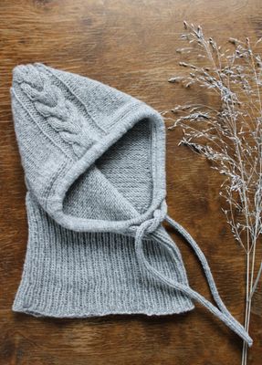 Naila – Nahtlose Balaclava mit Zopfmuster stricken