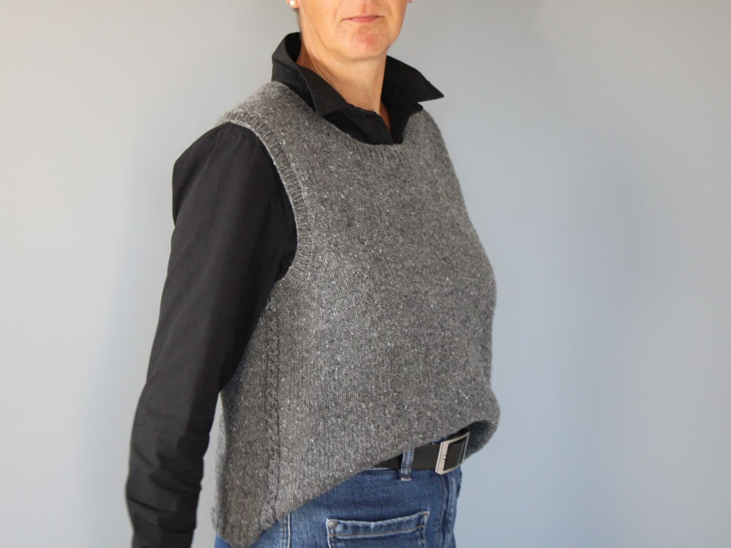 Nordwind – Nahtloser Slipover mit Zopfdetails zum Selberstricken