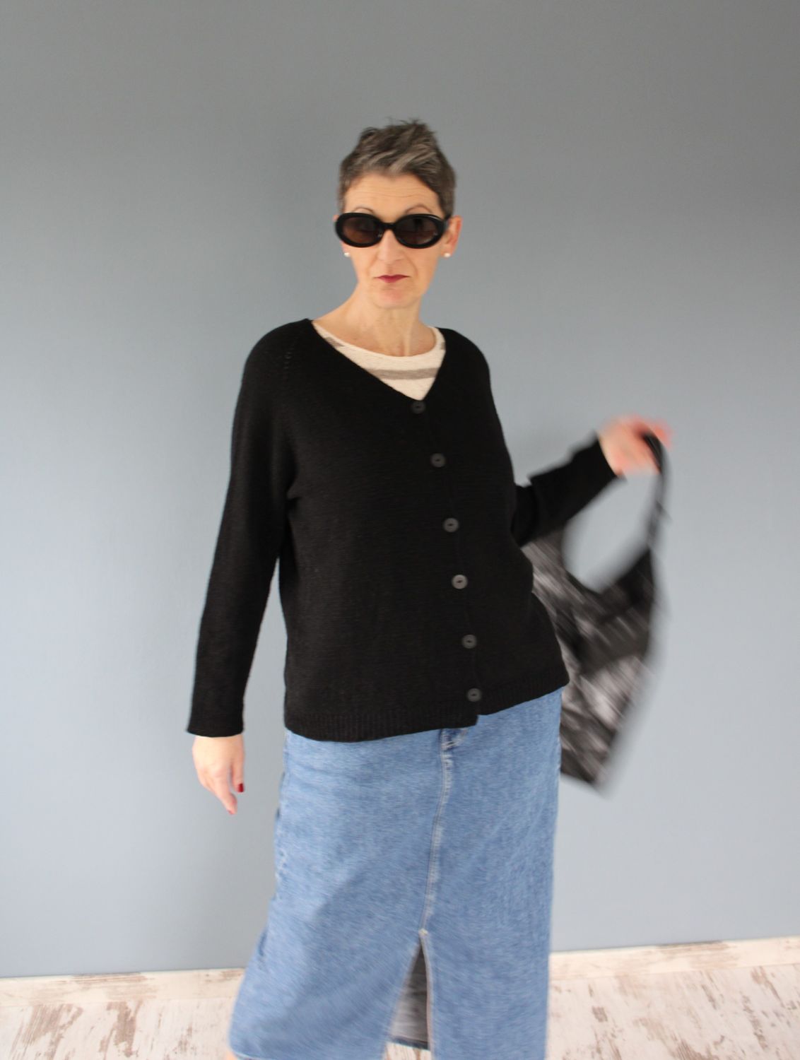 Back to Black – Strickanleitung für Raglan-Cardigan mit V-Ausschnitt, top down &amp; Knopfleiste