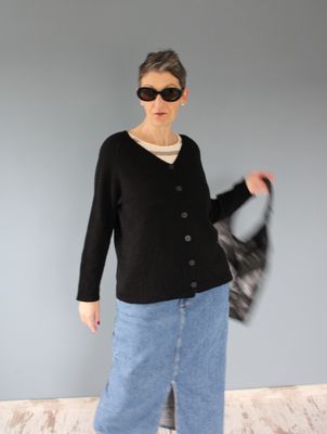 Back to Black – Strickanleitung für Raglan-Cardigan mit V-Ausschnitt, top down &amp; Knopfleiste