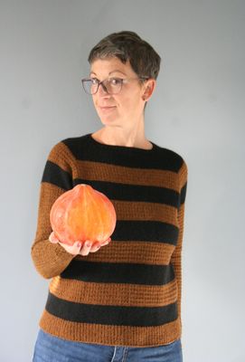 Lost Places – Strickanleitung für sportlichen Raglanpullover mit Strukturmuster Lost Places – Strickanleitung für sportlichen Raglanpullover mit Strukturmuster