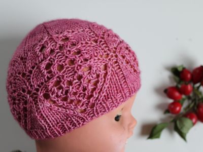 Ramona – Zarte Babymütze mit Lacemuster stricken