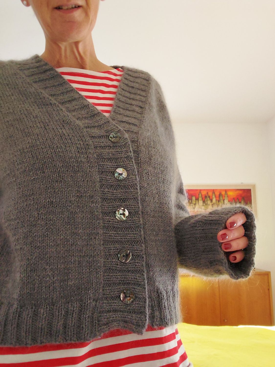 Pilsen Cardigan – Strickanleitung für klassische Jacke mit V-Ausschnitt &amp; zwei Ärmelformen
