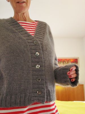 Pilsen Cardigan – Strickanleitung für klassische Jacke mit V-Ausschnitt &amp; zwei Ärmelformen