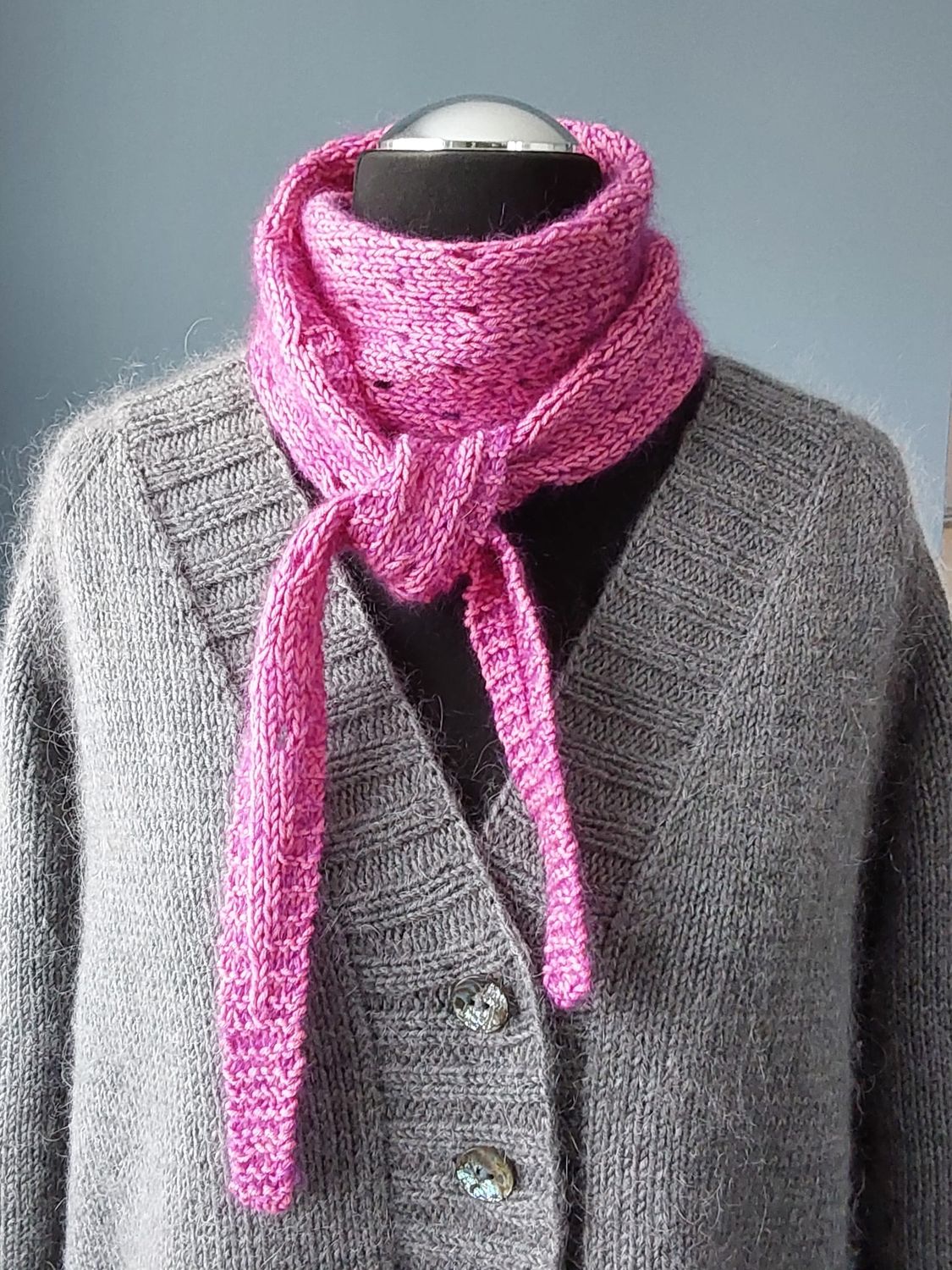 Antonia – Lochmuster-Schal oder Stirnband | Strickanleitung für 50g-Garnreste | Inkl. Charts &amp; Tutorials | Ideal für Anfänger:innen