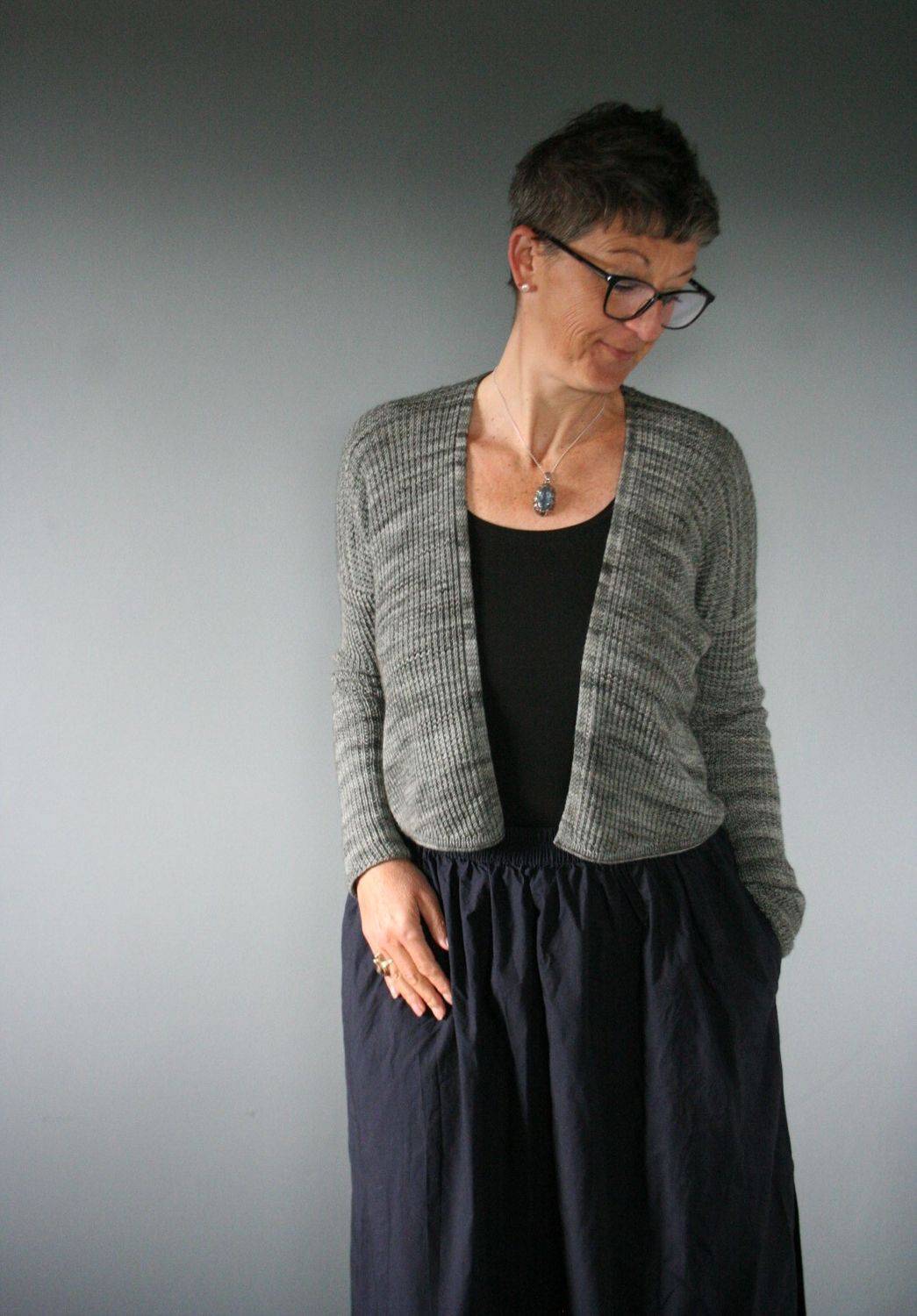 Mid Season Cardigan – Strickanleitung für leichte Jacke im Rippenmuster (Gr. 1–7)
