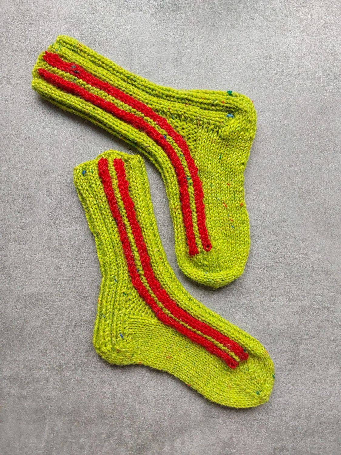 Strickanleitung &quot;Lines&quot; Stylische Socken mit Seitenstreifen – bequem wie deine Lieblingsjogginghose!