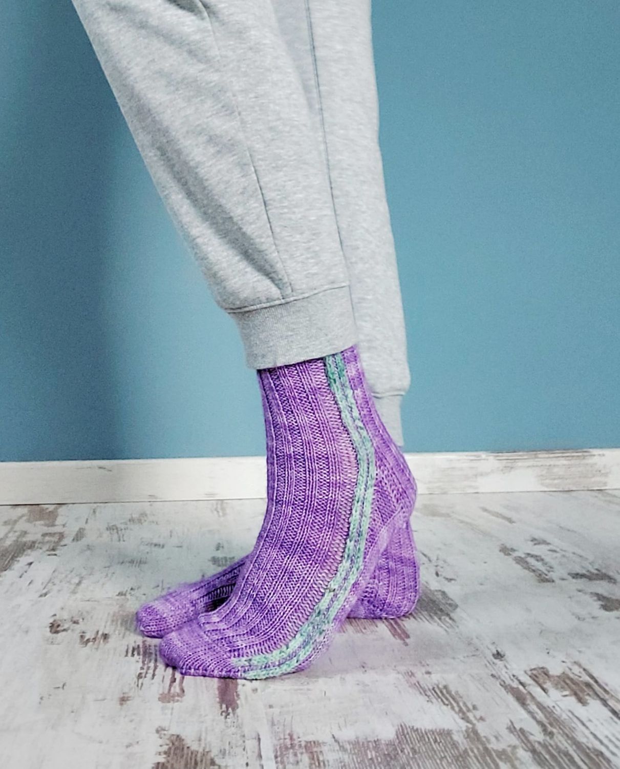 Strickanleitung &quot;Lines&quot; Stylische Socken mit Seitenstreifen – bequem wie deine Lieblingsjogginghose!