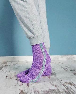 Strickanleitung "Lines" Stylische Socken mit Seitenstreifen – bequem wie deine Lieblingsjogginghose! Strickanleitung "Lines" Stylische Socken mit Seitenstreifen – bequem wie deine Lieblingsjogginghose!