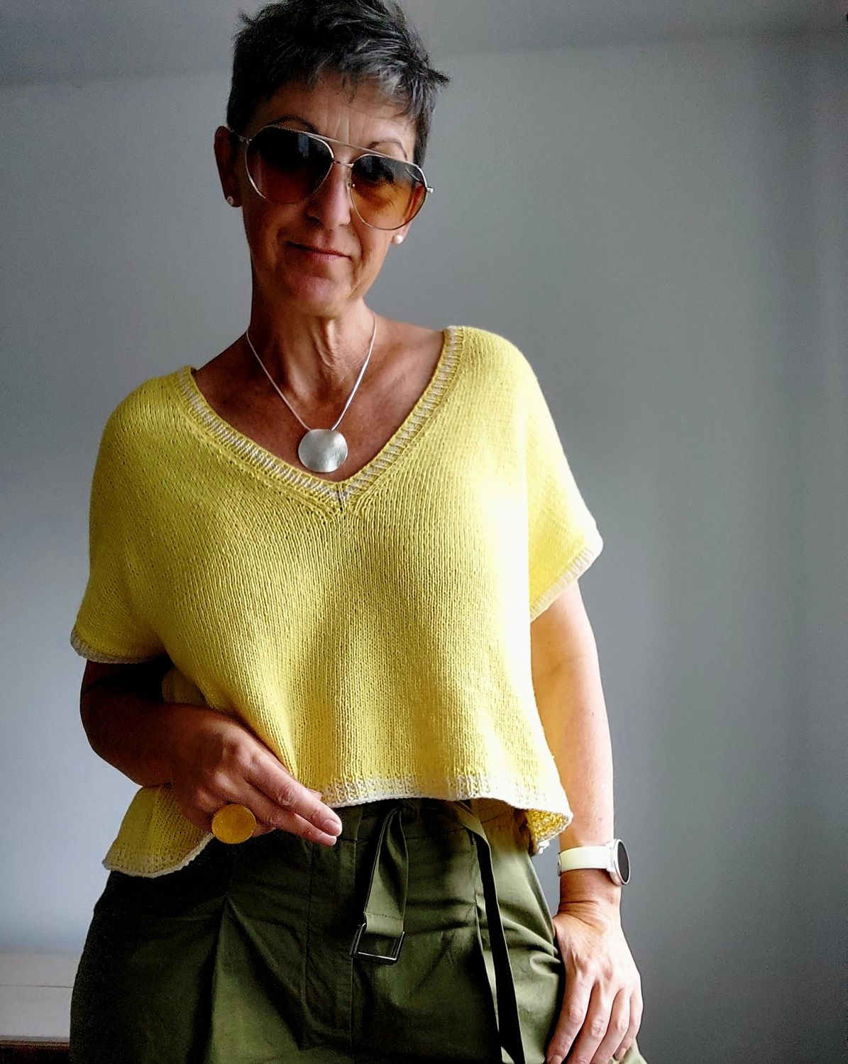 Comfy V Neck Sweater – Strickanleitung für bequemen Pullover mit V-Ausschnitt in Fingering-Stärke
