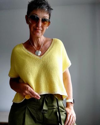 Comfy V Neck Sweater – Strickanleitung für bequemen Pullover mit V-Ausschnitt in Fingering-Stärke