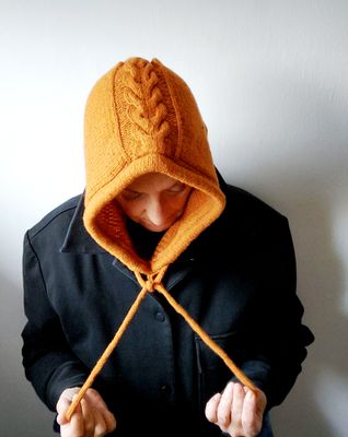 Naila Kapuze – Strickanleitung für elegante Balaclava mit Zopfmuster