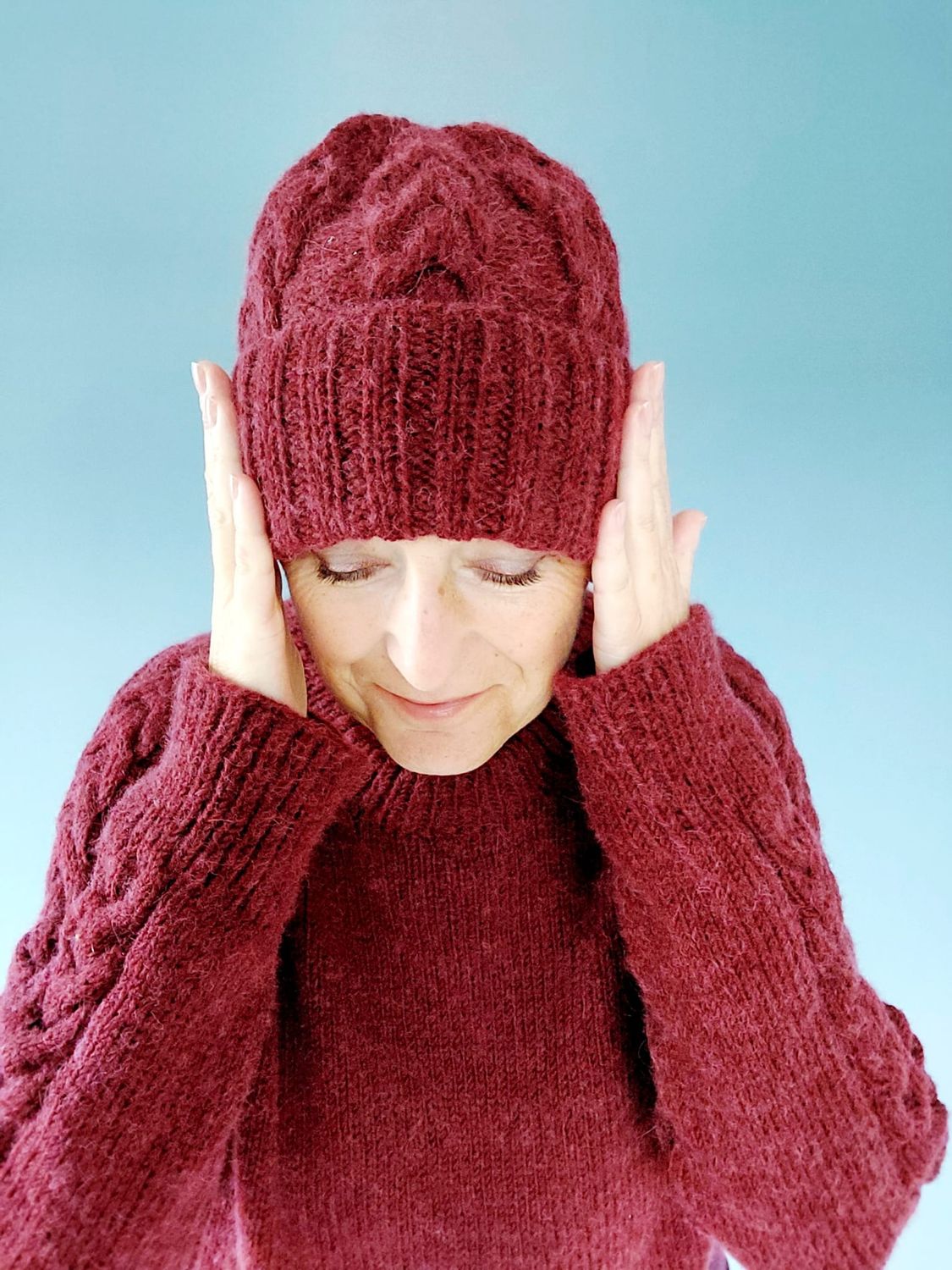 Naila Beanie – Strickanleitung Mütze mit Zopfmuster | Größen S–L | DK Garn | Teil der Naila Serie (Stulpen, Balaclava &amp; Pullover)