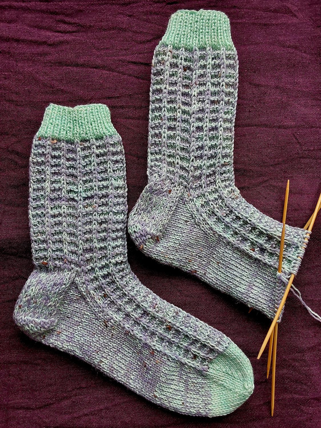 Windows Socken mit Hebemaschen Muster stricken, tolle Textur, Anleitung als PDF