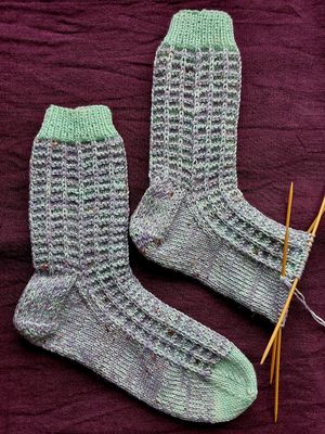 Windows Socken mit Hebemaschen Muster stricken, tolle Textur, Anleitung als PDF
