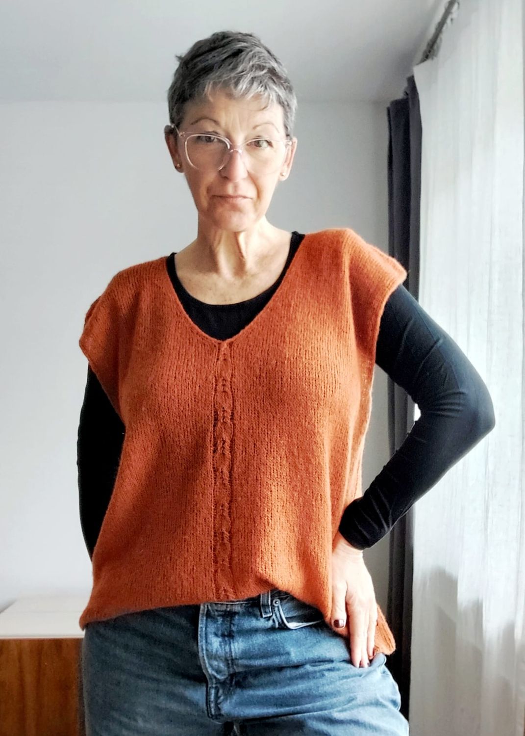 Vest End Girl Slipover – Strickanleitung für einen vielseitigen Pullunder (Top-Down) Vest End Girl Slipover – Strickanleitung für einen vielseitigen Pullunder (Top-Down)