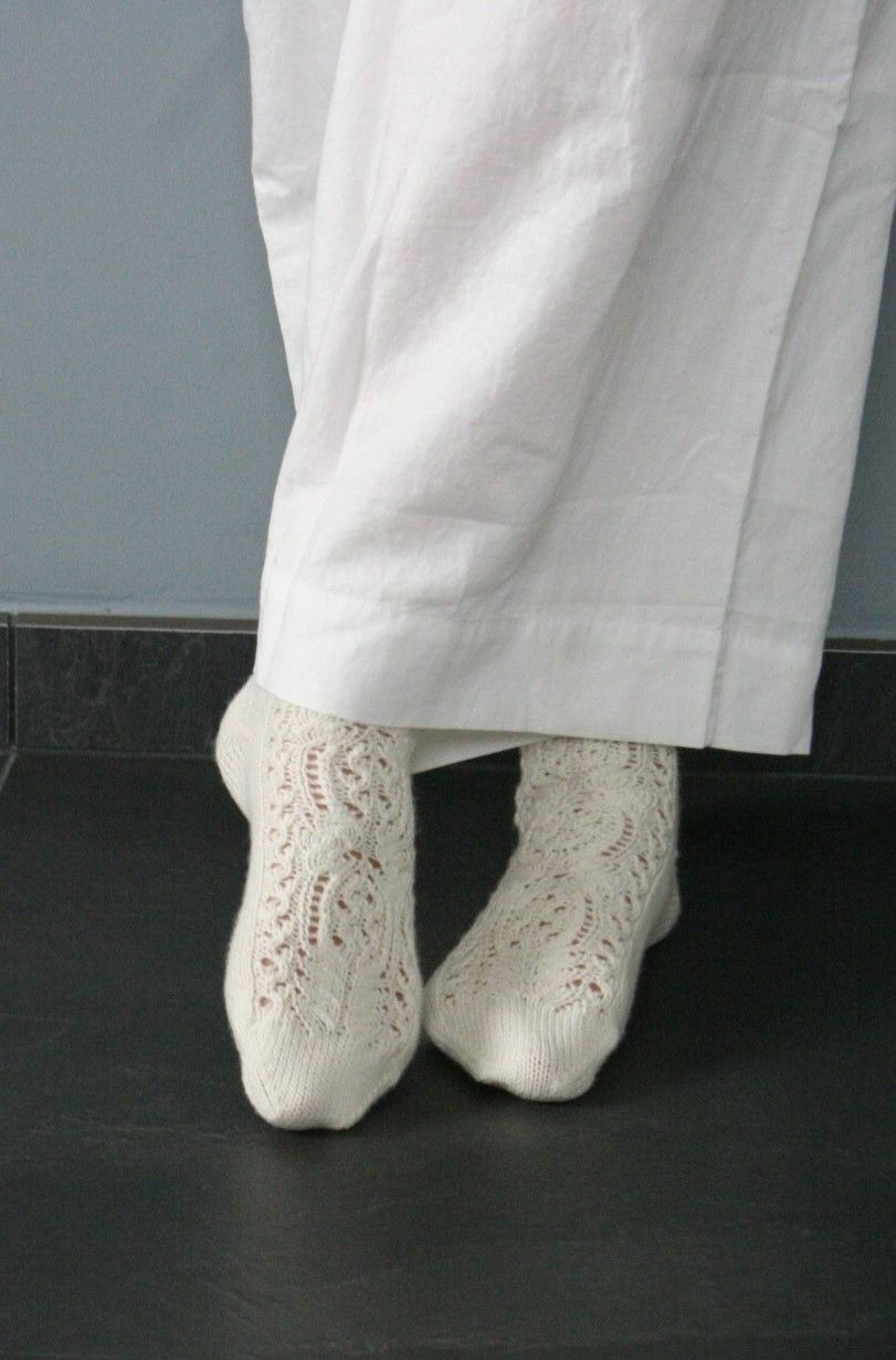 Junimond Socken mit schönem Lacemuster stricken, Anleitung für erfahrene Strickerinnen Junimond Socken mit schönem Lacemuster stricken, Anleitung für erfahrene Strickerinnen