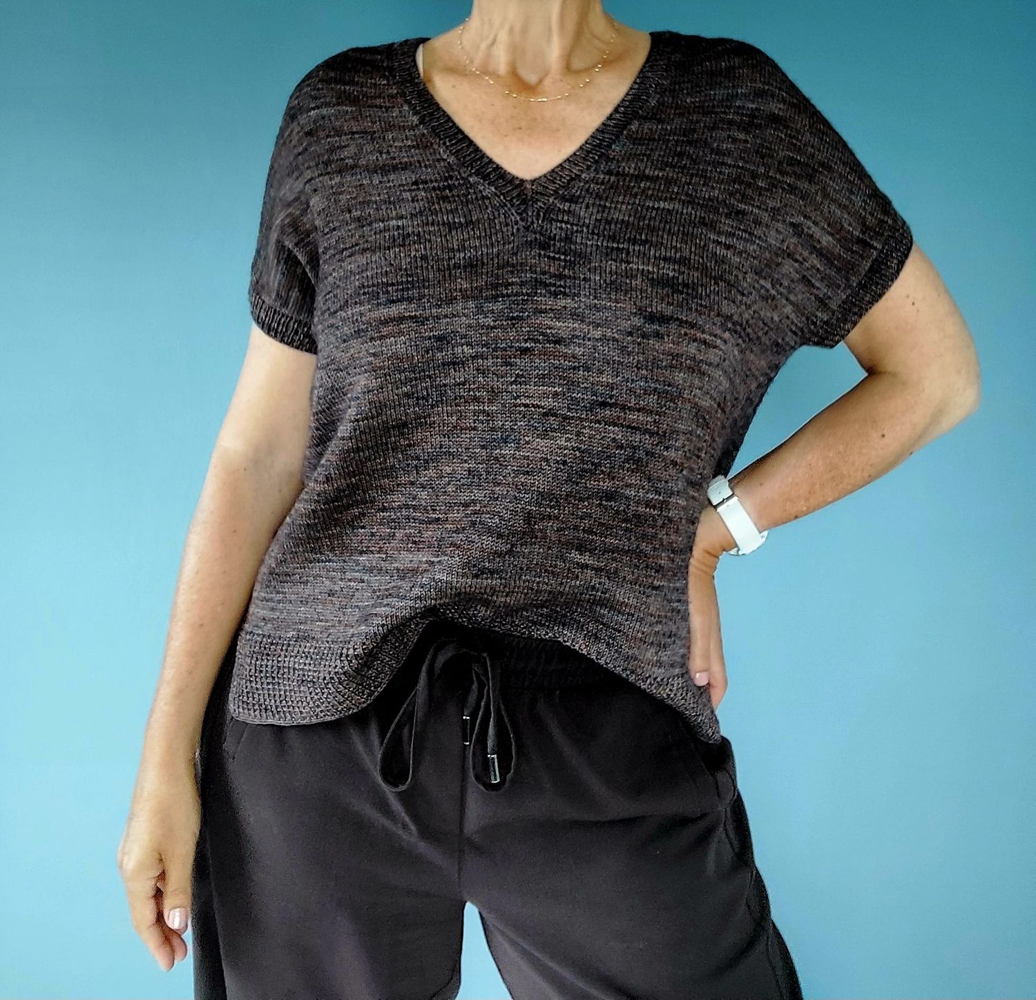 Comfy V Neck Sweater – Strickanleitung für bequemen Pullover mit V-Ausschnitt in Fingering-Stärke