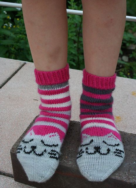 Vroni – Ringelsocken mit Katzengesicht für Kinder &amp; Teenager | schönes Geschenk