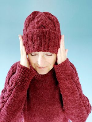 Naila Set – 3 Strickanleitungen in 1: Mütze, Stirnband und Handstulpen mit Zopfmuster | DK Garn | Naila Set – 3 Strickanleitungen in 1: Mütze, Stirnband und Handstulpen mit Zopfmuster | DK Garn |