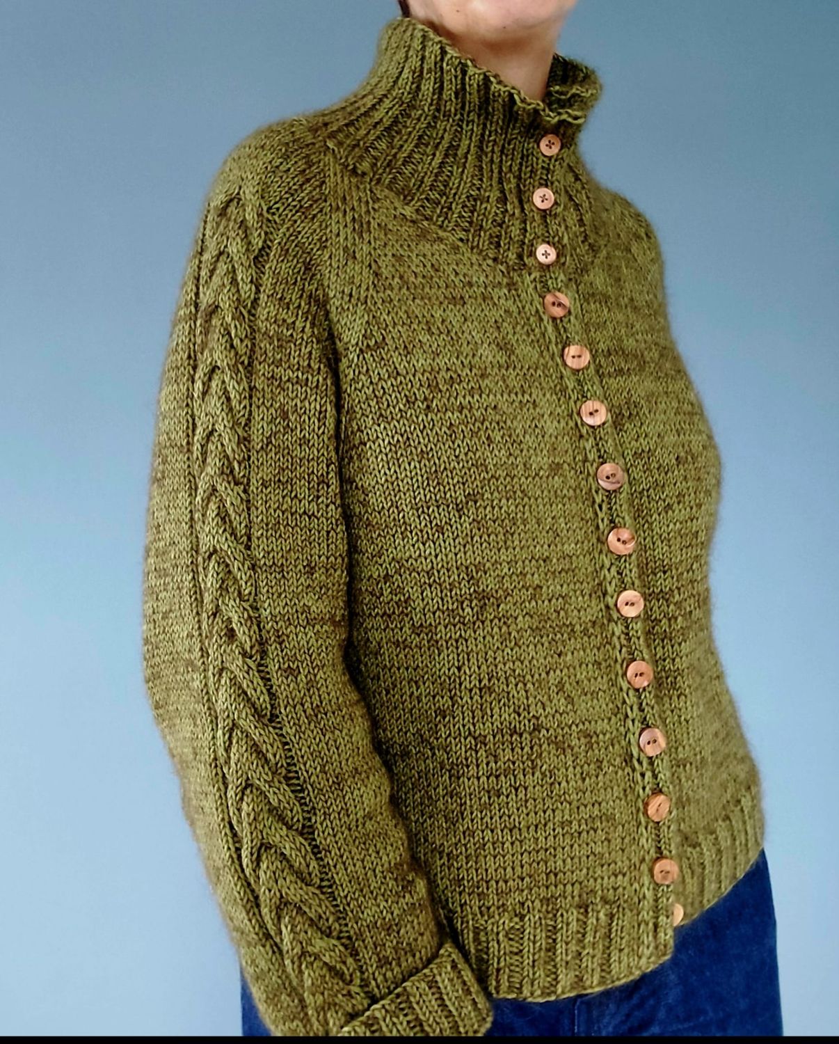 Naila Cardigan – Strickanleitung für eine moderne Zopfjacke (Top-Down)