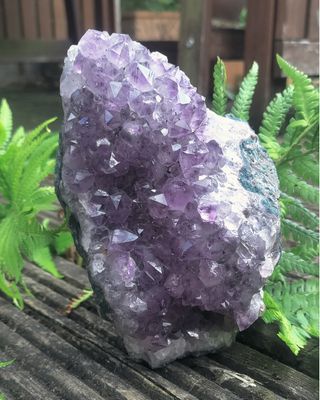 Staande amethist cluster van 1350 gram en 14 cm hoog, met heldere paarse kristalpunten.