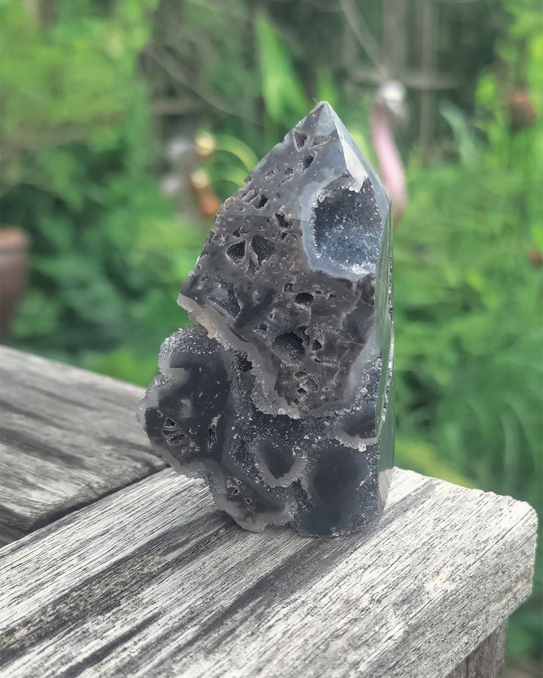 Ruwe sfaleriet obelisk van 6 cm hoog in grijs en zwart met natuurlijke kristalstructuur, gefotografeerd buiten op hout