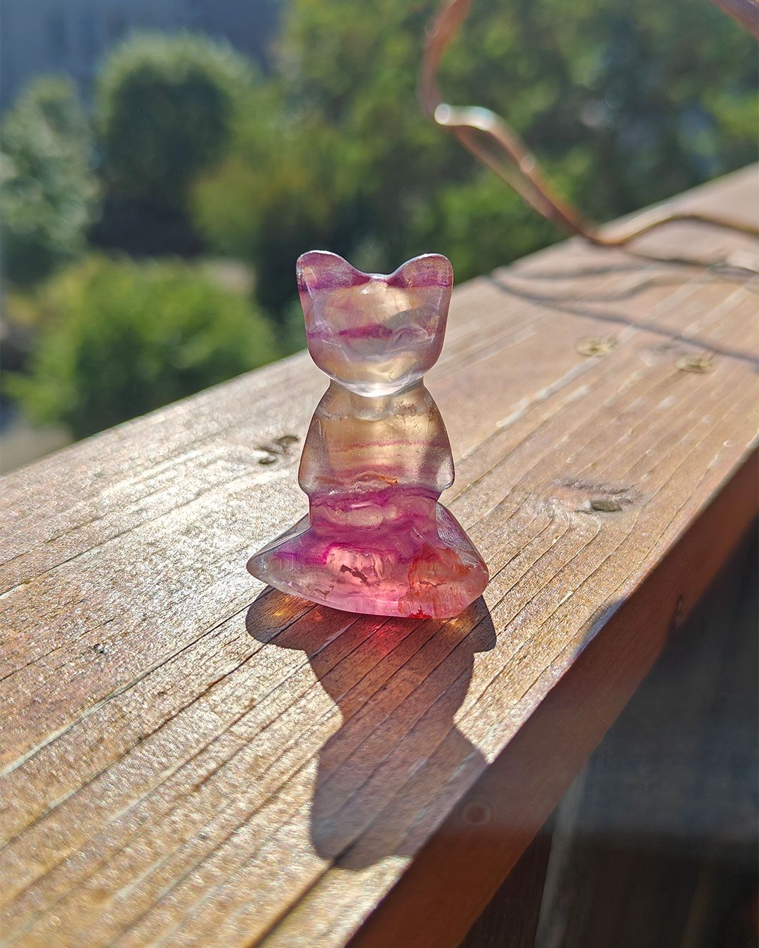 Yoga kat carving van fluoriet, 7 cm hoog – exclusief design van CatSkullMoon, voorzijde