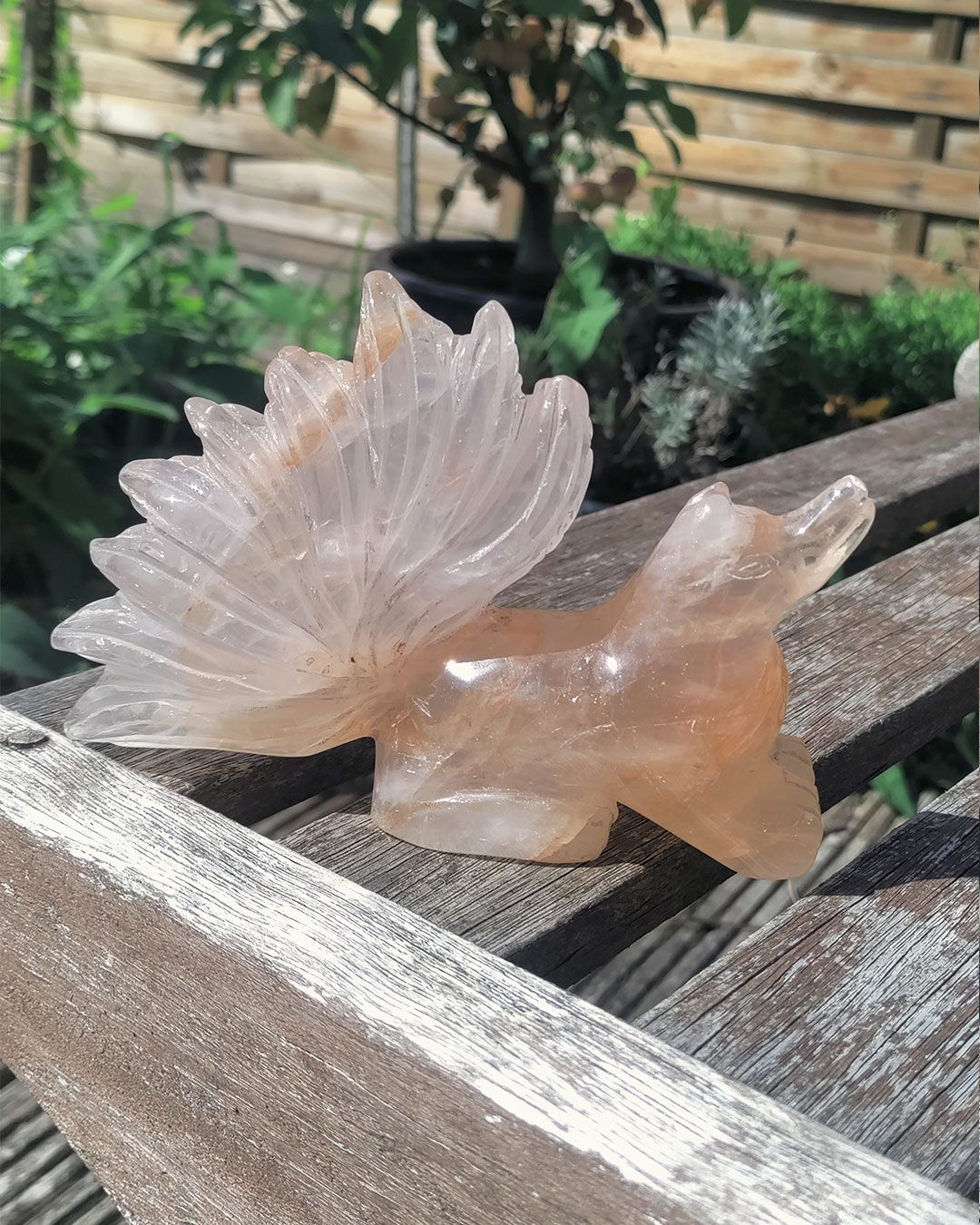 Handgesneden negenstaartige vos carving van golden healer edelsteen, 450 gram, 9 cm hoog