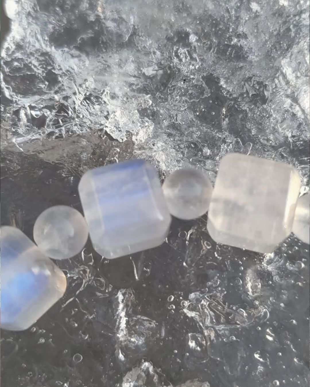 Detail van maansteen kralen met halftransparante structuur en zachte blauwachtige glans