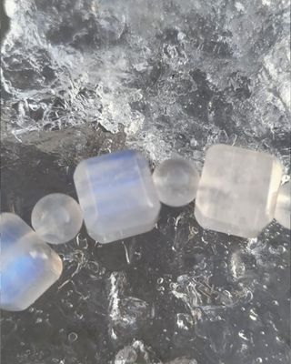 Detail van maansteen kralen met halftransparante structuur en zachte blauwachtige glans