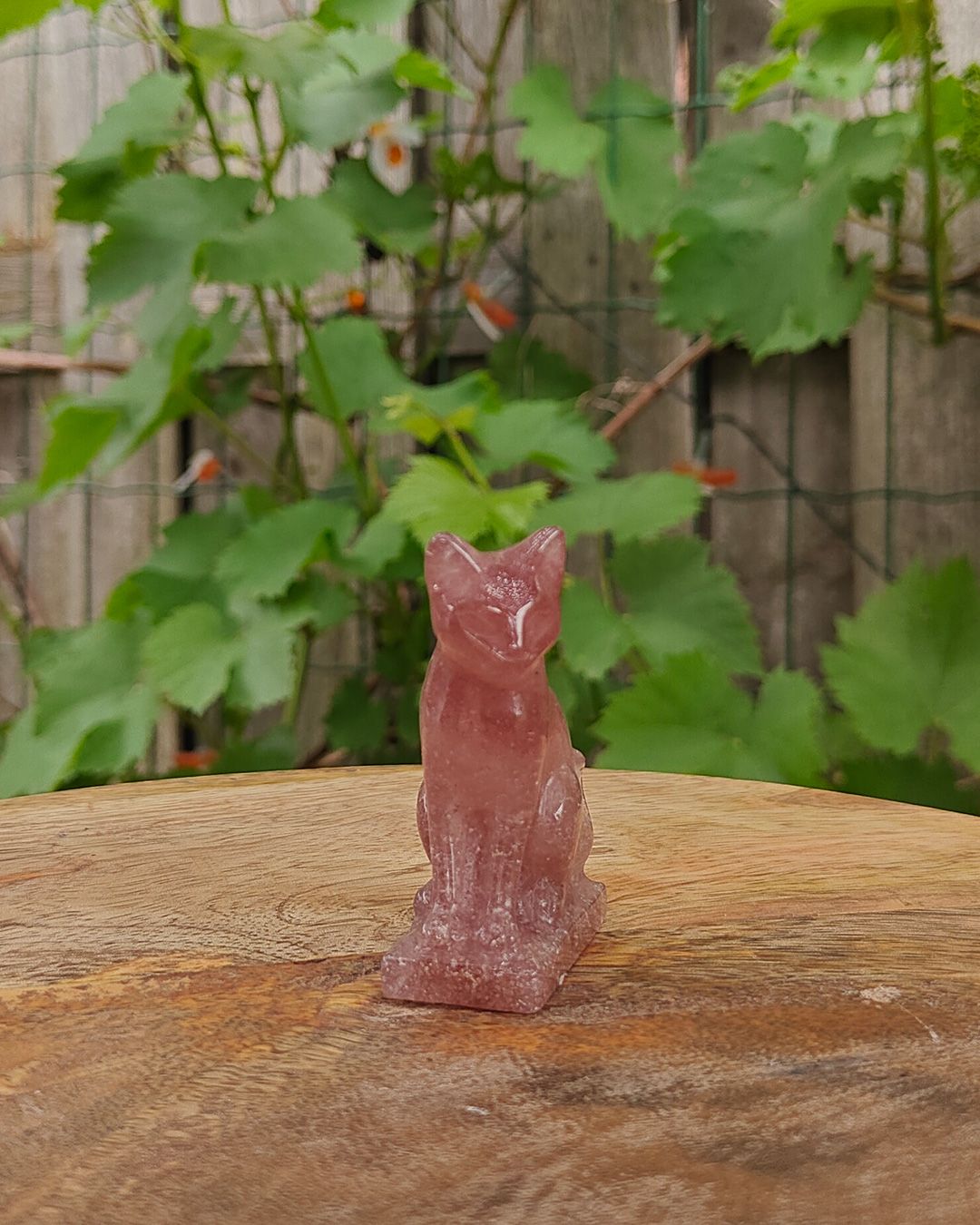 Aardbei Kwarts Kat Aardbei kwarts kat carving met glinsterende insluitsels en roze kleurtonen