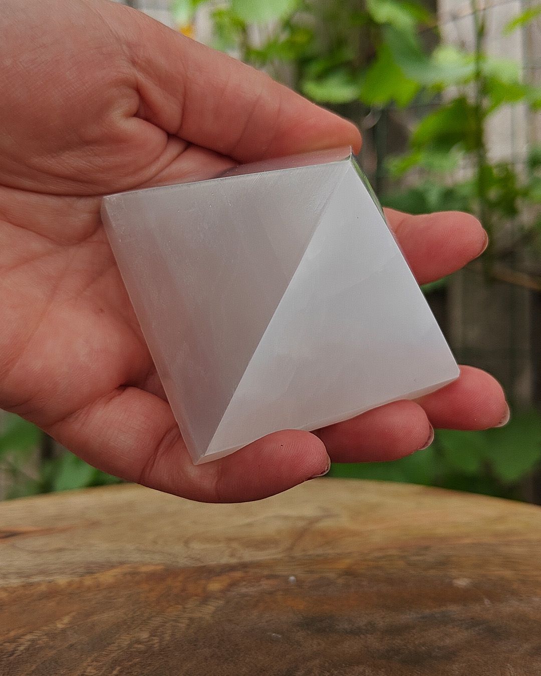 Satijnspaat (Seleniet) Piramide Bovenaanzicht van satijnspaat (seleniet) piramide met melkachtig witte kleur en gepolijst oppervlak