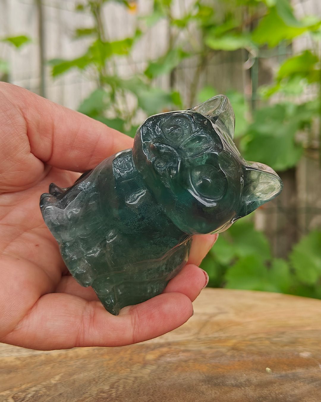 Groene Fluoriet Kat Carving Groene fluoriet kat in de hand ter indicatie van het formaat