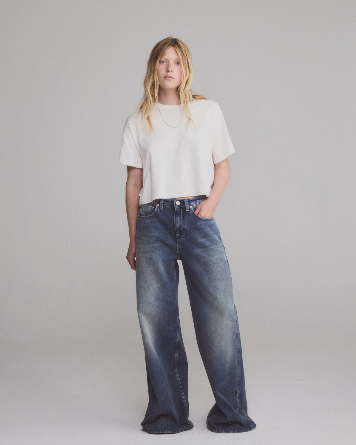 Tenue  Ella White