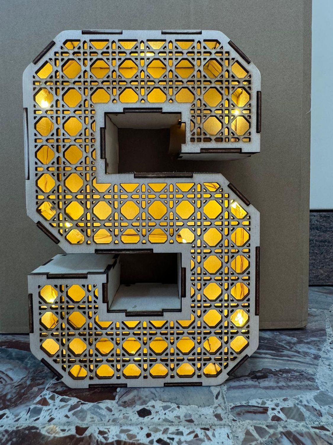 Lampada in legno con iniziale e luce